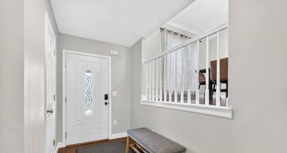Elegant 3BR 5-Bed Spacious Home: Pool & Patio