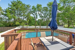 Outdoor dining - Elegant 3BR 5-Bed Spacious Home: Pool & Patio (Galloway)