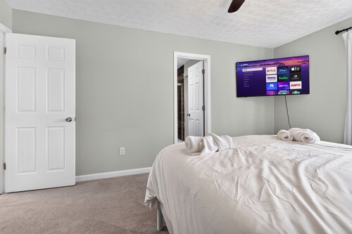 Elegant 3BR 5-Bed Spacious Home: Pool & Patio
