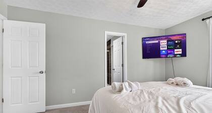 Elegant 3BR 5-Bed Spacious Home: Pool & Patio