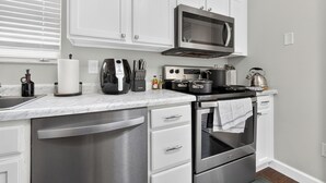 Private kitchen - Elegant 3BR 5-Bed Spacious Home: Pool & Patio (Galloway)