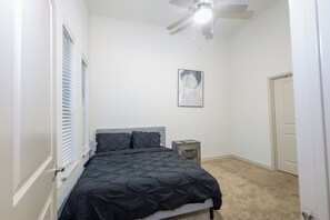 Room - 2-bedroom apartment in beautiful Dallas with AC and fitness room (Dallas)