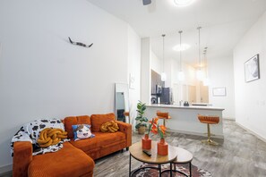 Living area - 2-bedroom apartment in beautiful Dallas with AC and fitness room (Dallas)