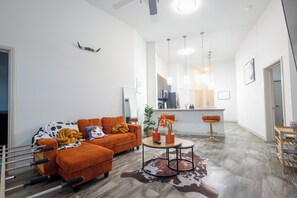 Living area - 2-bedroom apartment in beautiful Dallas with AC and fitness room (Dallas)