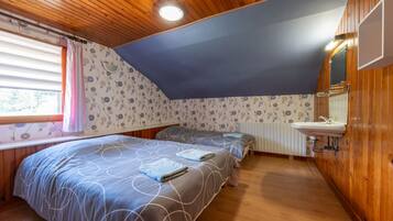2 bedrooms, iron/ironing board, WiFi, bed sheets