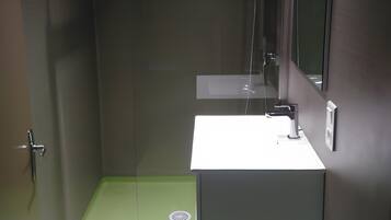 Douche, sèche-cheveux, serviettes fournies