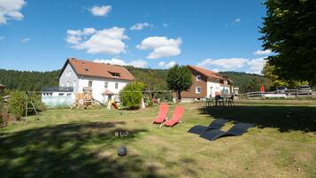 Ein Wohngebiet mit zwei Häusern, einem Rasen und einem Spielplatz.