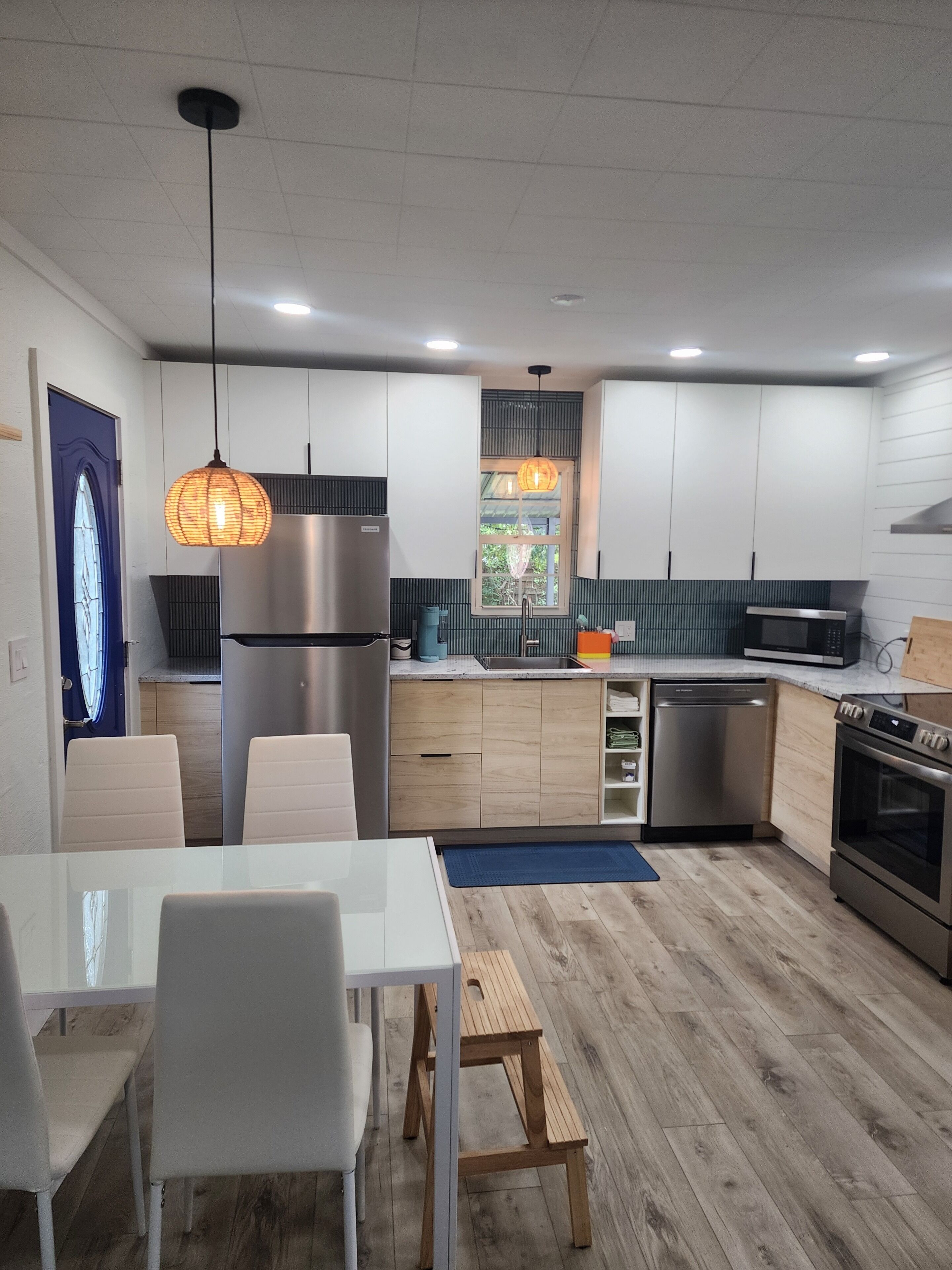 Coffee/tea maker, fridge, microwave, oven