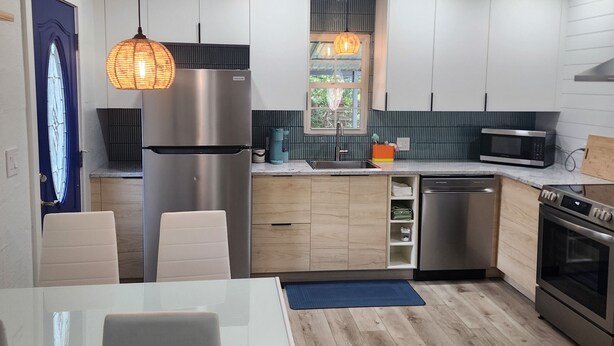 Private kitchen - Charming 2-bedroom house in Oak Island close to the beach (Oak Island)