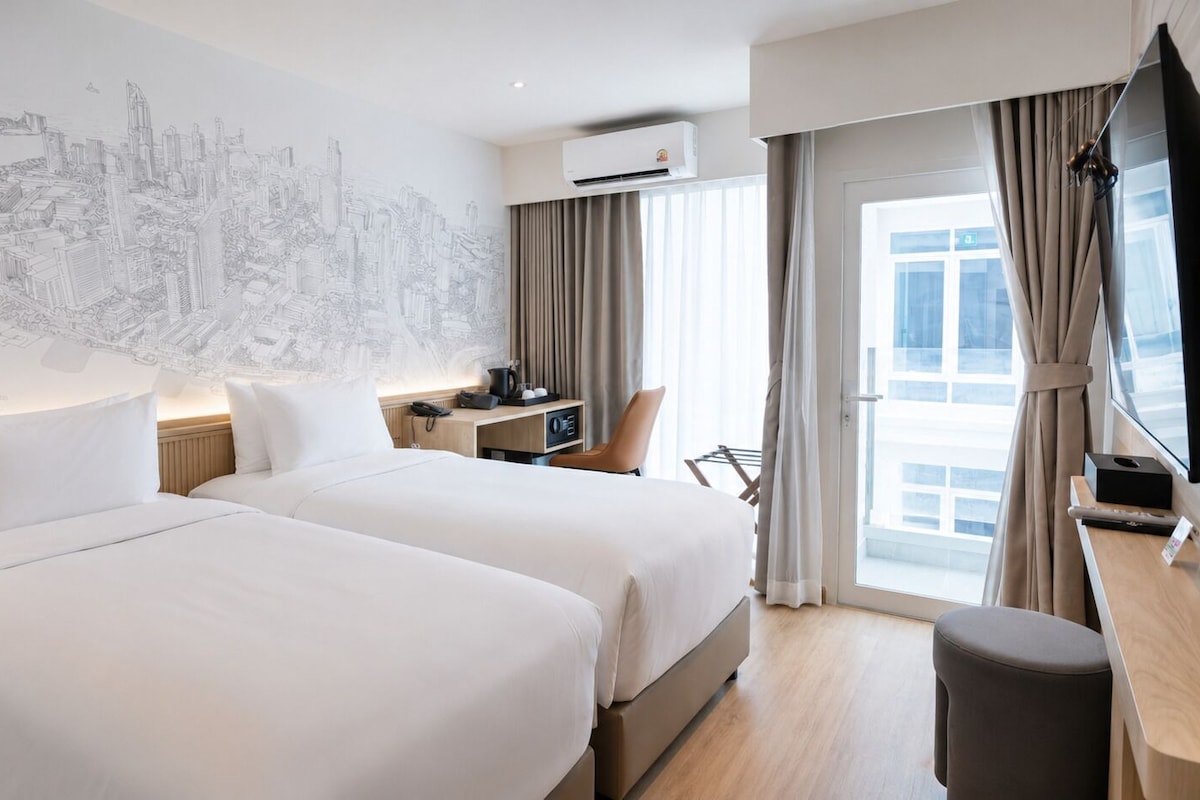 Superior Room, 2 Twin Beds, Non Smoking | In-room safe, desk, blackout drapes, WiFi (free)