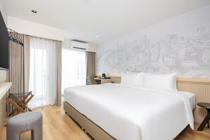 A hotel room with a large bed, a desk, a chair, and a wall-mounted TV. - Surestay By Best Western Siriraj Bangkok (Bangkok)