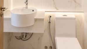 Deluxe Room, 2 Twin Beds, Non Smoking | Bathroom