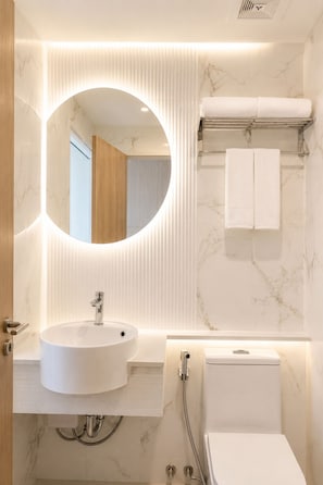 Deluxe Room, 2 Single Beds, Non Smoking | Bathroom | Shampoo - Surestay By Best Western Siriraj Bangkok (Bangkok)