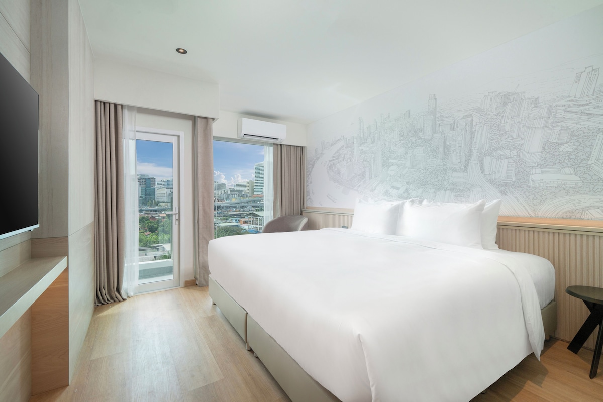 In-room safe, desk, blackout drapes, WiFi (free)