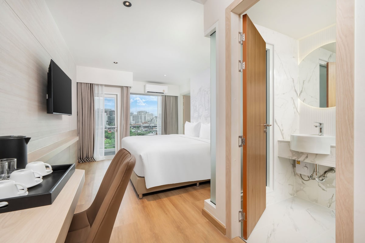 Family Room, Multiple Beds, Non Smoking | In-room safe, desk, blackout drapes, WiFi (free)