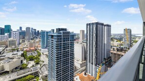 Un immeuble de grande hauteur doté d’une architecture moderne, caractérisé par une structure verticale imposante et une combinaison de façades en verre et en béton.