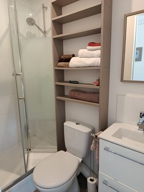 Shower, towels, soap, shampoo - Charming, fully equipped studio with a terrace, garden, and parking, a 5-minute walk from Tram Line B (Pessac)