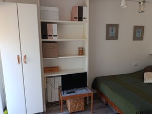 1 bedroom, iron/ironing board, free WiFi, bed sheets - Charming, fully equipped studio with a terrace, garden, and parking, a 5-minute walk from Tram Line B (Pessac)