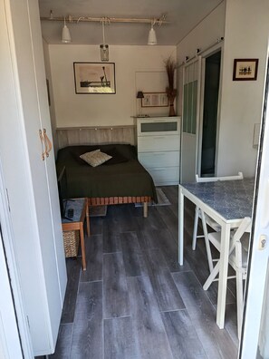 1 bedroom, iron/ironing board, free WiFi, bed sheets - Charming, fully equipped studio with a terrace, garden, and parking, a 5-minute walk from Tram Line B (Pessac)