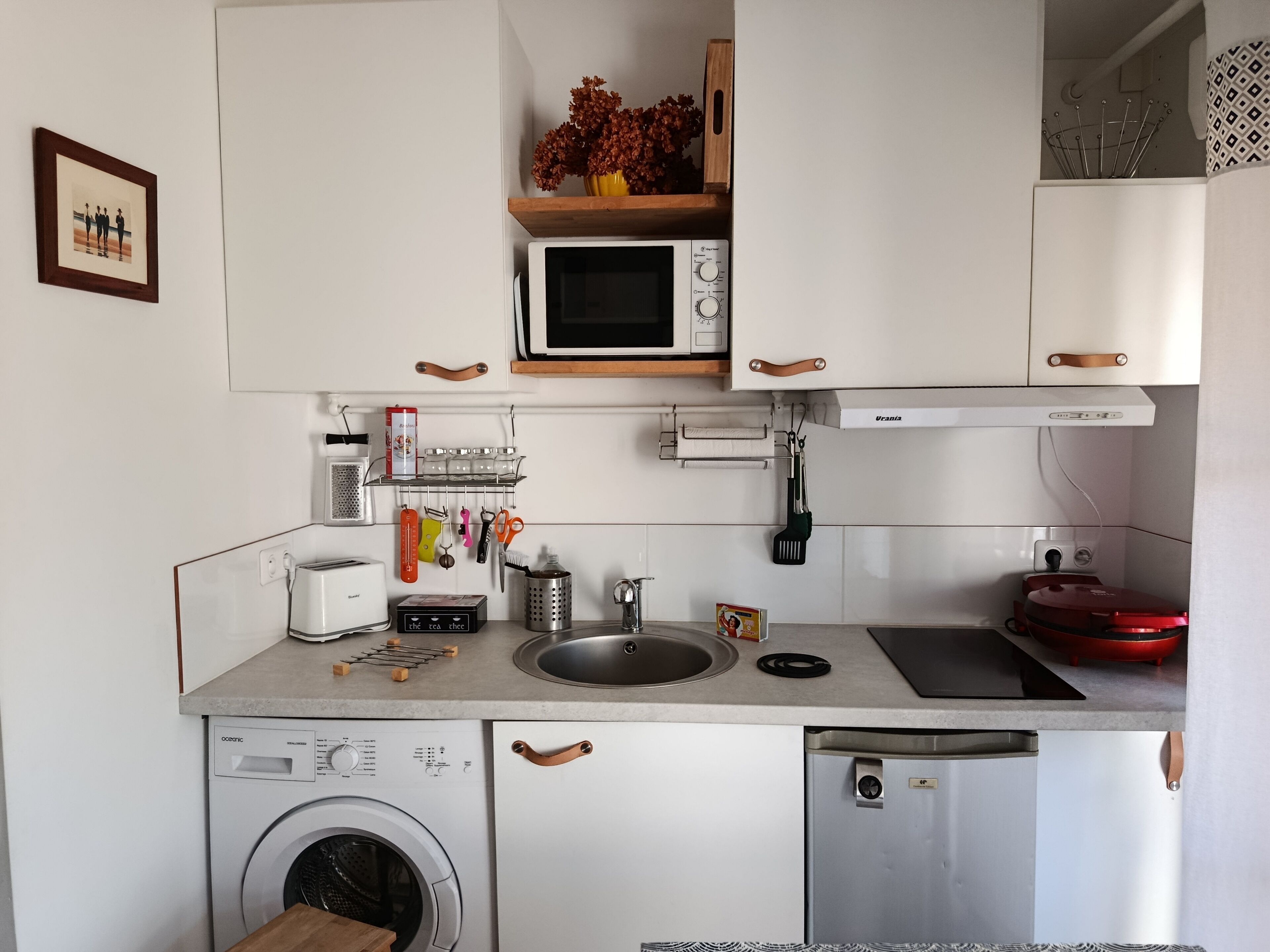 Coffee/tea maker, fridge, microwave, stovetop