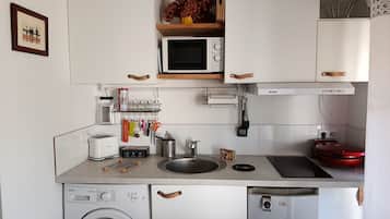 Coffee/tea maker, fridge, microwave, stovetop