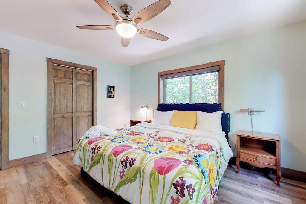 7 habitaciones, escritorio y tabla de planchar con plancha 