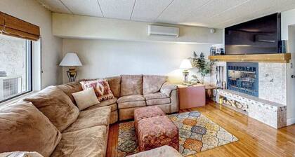 Lakefront Condo with Mountain Views, Pool & Skiing