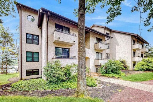 Lakefront Condo with Mountain Views, Pool & Skiing