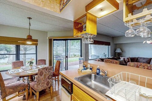 Serene 2BR Condo - POOL - FIREPLACE & Lake View