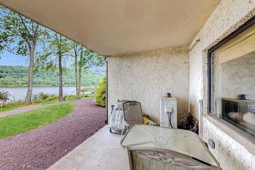 Serene 2BR Condo - POOL - FIREPLACE & Lake View
