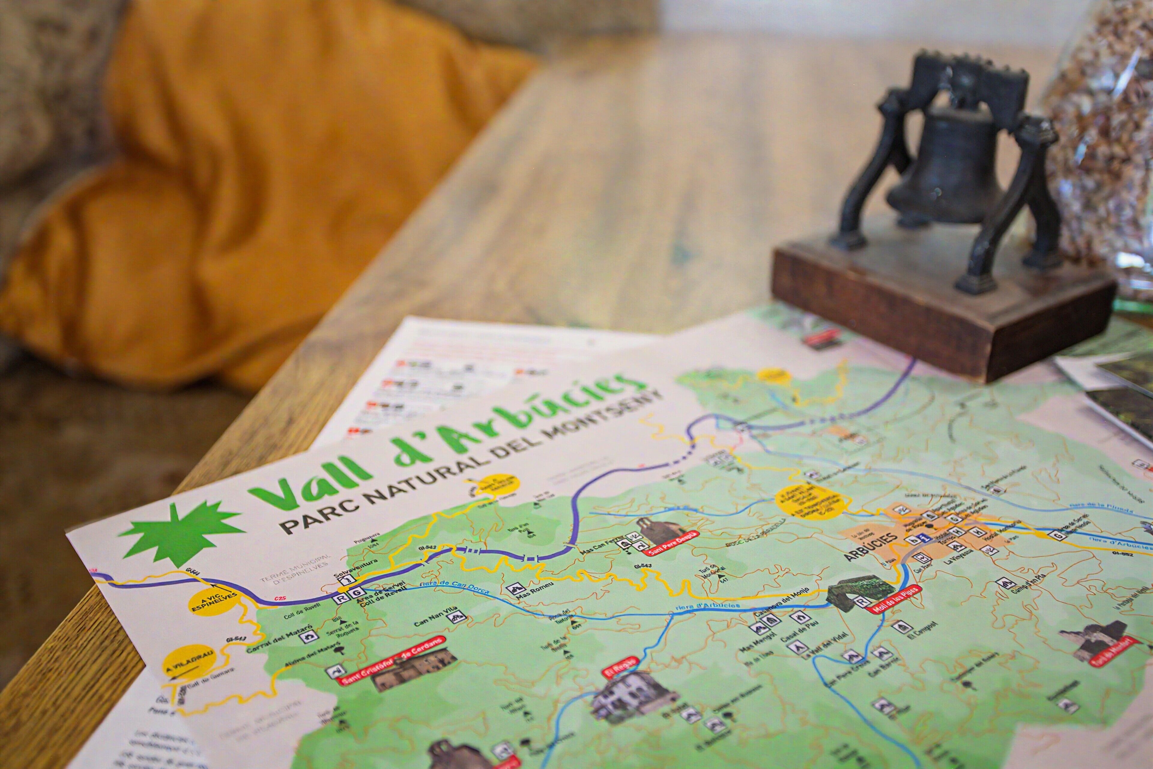 Een kaart getiteld 'Vall d'Arbucies PARC NATURAL DEL MONTO' met aangegeven wandelpaden en bezienswaardigheden.