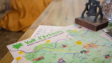 Een kaart getiteld 'Vall d'Arbucies PARC NATURAL DEL MONTO' met aangegeven wandelpaden en bezienswaardigheden.