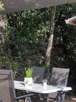 Outdoor dining - Holiday Home 'Casa Mar Quiet Retreat' with Mountain View, Private Terrace and Private Garden (Arbúcies)