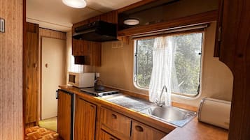 Coffee/tea maker, fridge, microwave, stovetop