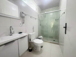 Ein Badezimmer mit Toilette, Waschbecken und Dusche.