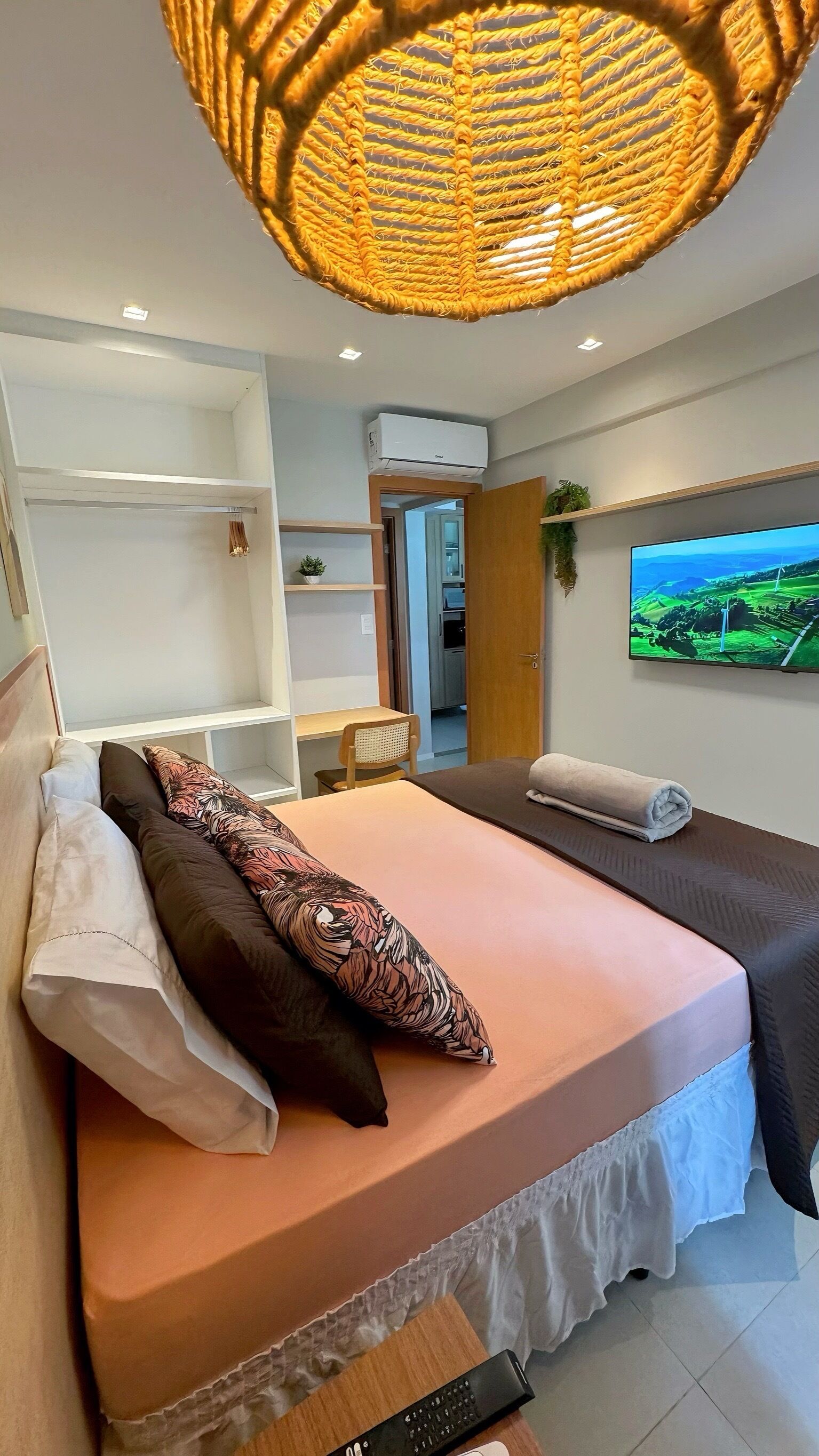 Minibar, cortinas blackout, tabla de planchar con plancha y wifi gratis 