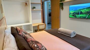 Minibar, cortinas blackout, tabla de planchar con plancha y wifi gratis