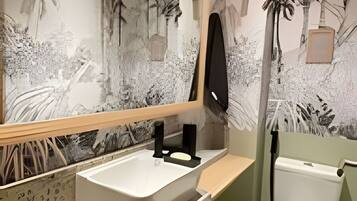 Deluxe Apartment | Bathroom | Towels