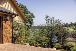 Edifici de pedra amb fonamentació de pedra, façana de fusta i vistes a un llac i a les colines al fons.