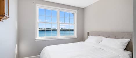 6 bedrooms, iron/ironing board, WiFi, bed sheets