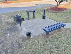 Un banc de parc, une poubelle et une borne d’incendie.