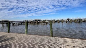 Eine Uferpromenade mit hölzernen Stegen und einem überdachten Gang.