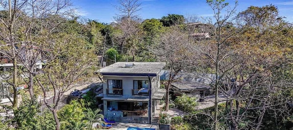 A two-story house surrounded by trees. - Casa del Pez in Playa Pelada (Nosara)