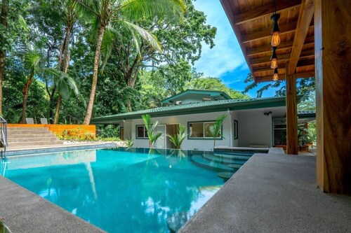 Spacious 5BR Villa w Saltwater Pool Yoga Deck 4-min Walk to Garza Beach