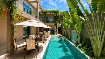 Una piscina al aire libre