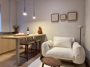 A modern kitchen with a dining area, a sofa, and a small table. - NEW Beautiful loft - KS bed- A/C (Ciudad de México)