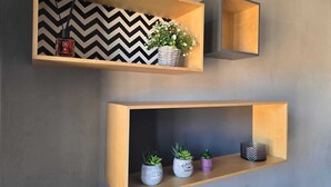 Dos estantes de madera con objetos decorativos.