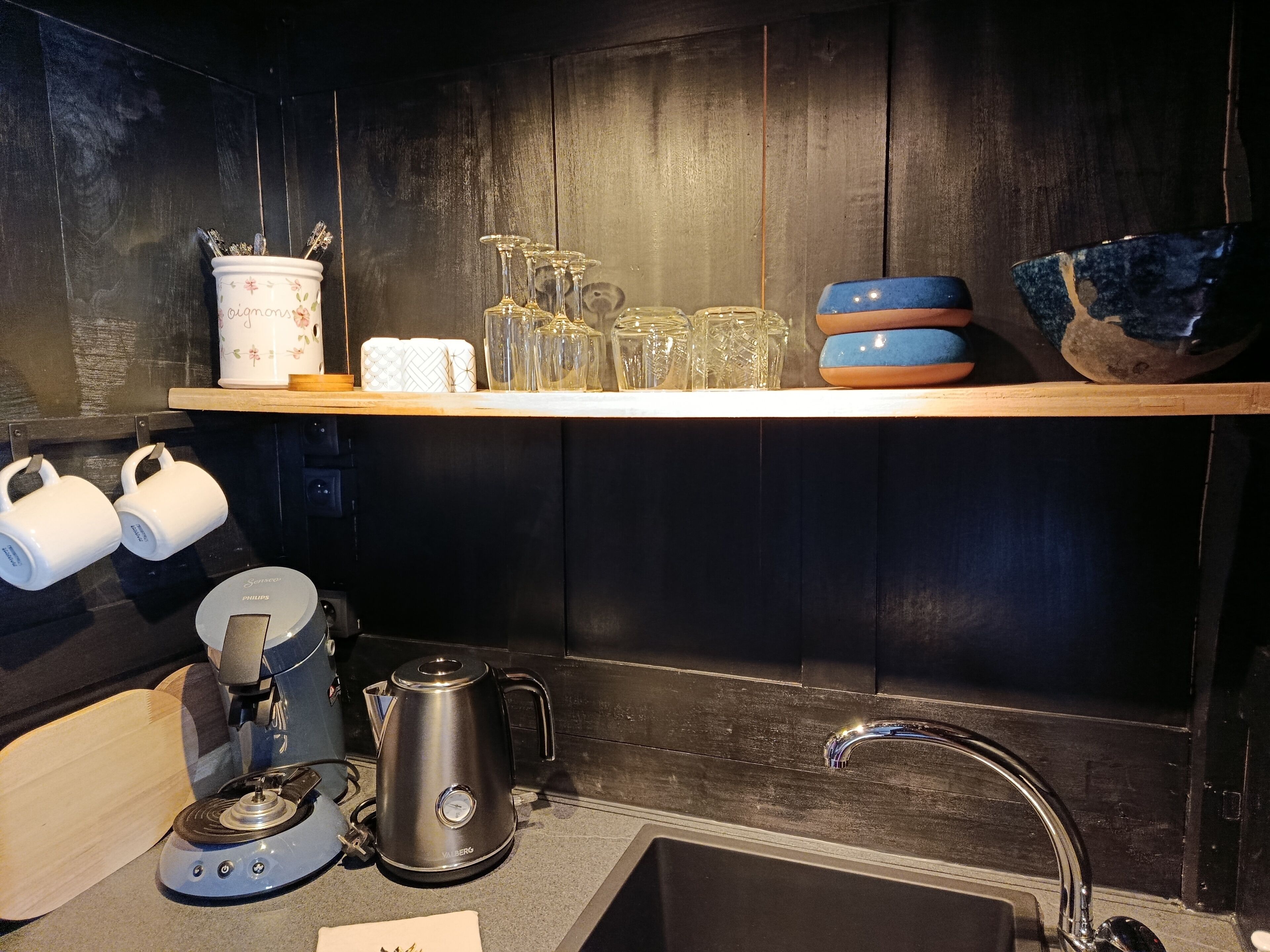 Coffee/tea maker, fridge, microwave, stovetop