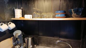 Coffee/tea maker, fridge, microwave, stovetop