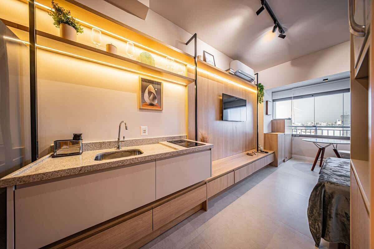 Studiosvit Deluxe - utsikt mot staden | Eget kök | Kylskåp, mikrovågsugn, spishäll och grytor/köksredskap